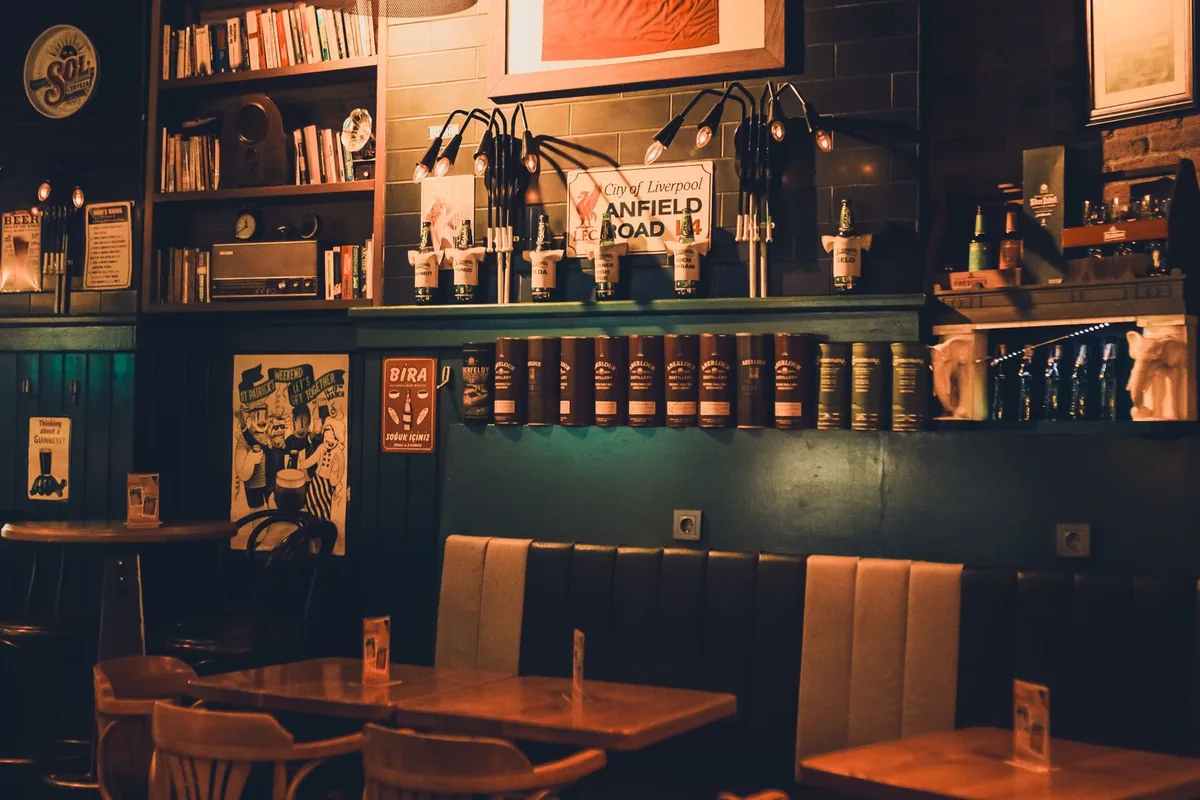 İstanbul’da bar tezgâhı ve oturma alanı bulunan bir işletmenin iç mekânı; temsili stok fotoğraf