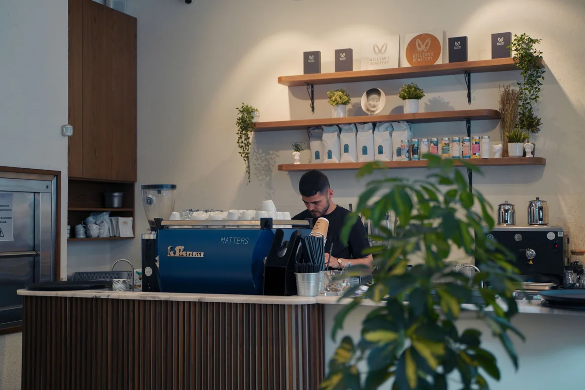 İstanbul’da kafe tezgâhında çalışan barista; temsili stok fotoğraf