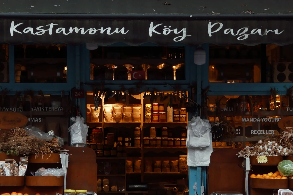 İstanbul’da bir mahalle marketinin vitrini ve ürün tezgâhı; temsili stok fotoğraf
