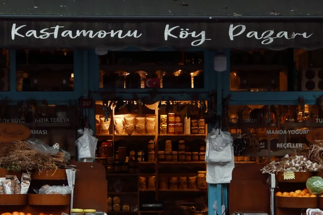 İstanbul’da bir mahalle marketinin vitrini ve ürün tezgâhı; temsili stok fotoğraf