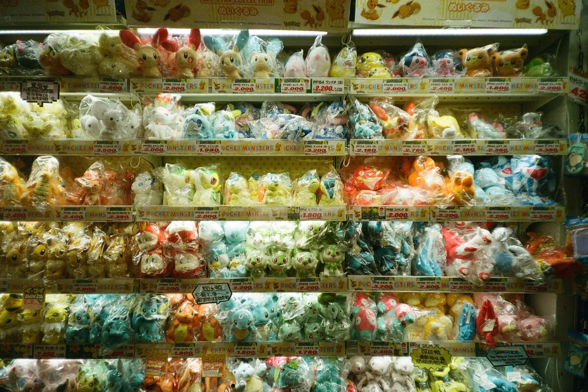 Oyuncak mağazası raflarında sergilenen çeşitli pelüş oyuncaklar; temsili stok fotoğraf
